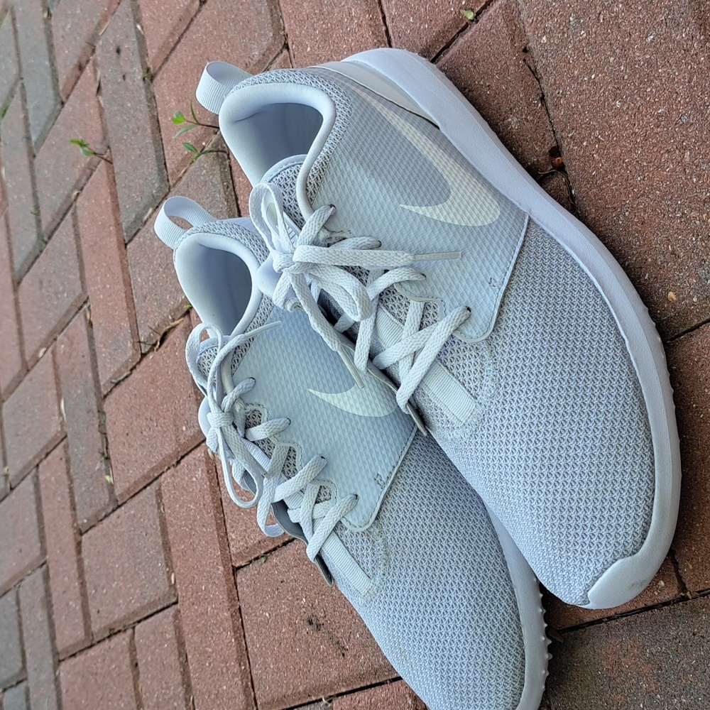 Men's Nike golf shoes, size 11.5D. Grey/white